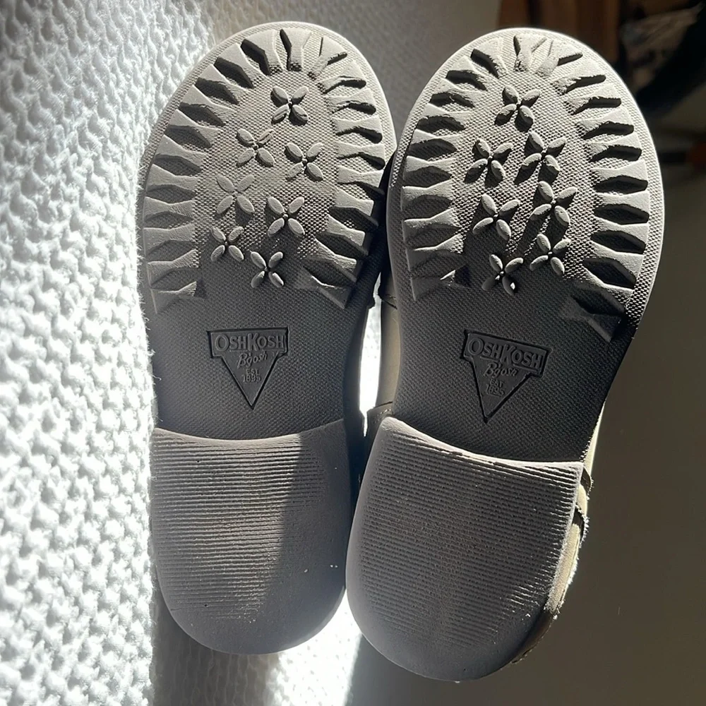 Girls Gray with Star detail OshKosh B’gosh Booties size youth 12